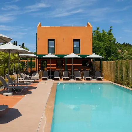 Cape Bed and Breakfast Περουλάδες